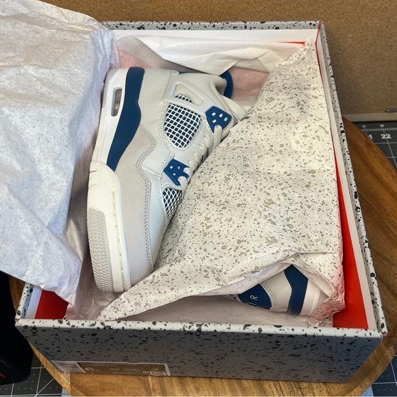 Jordan 4
Grade school
Off white/ military blue
Brand new - Picture 3 of 12